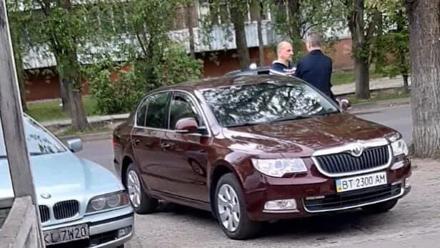 В Херсоне городской чиновник после сгоревшего внедорожника пересел на “скромный мерседес”