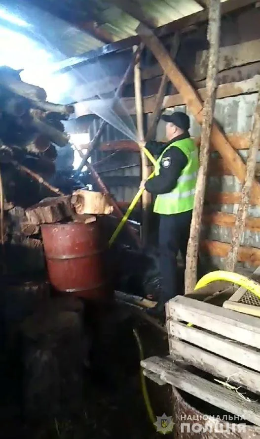 На Херсонщине участковые полицейские потушили пожар и спасли от огня жилой дом