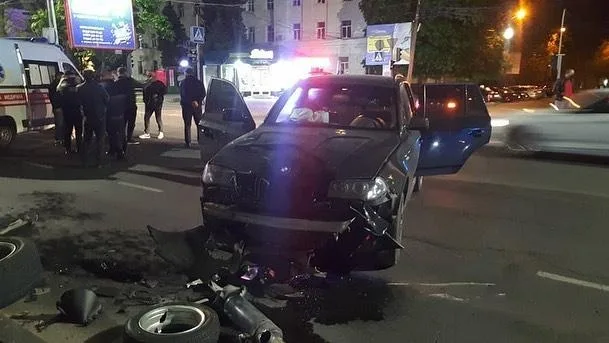 Ночью в центре Херсона произошло серьезное ДТП: пострадавших забрала “скорая”