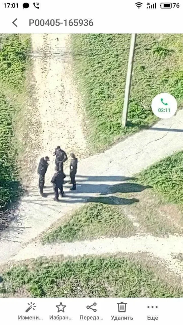В Херсоне полиция проверяет у прохожих в парке наличие масок