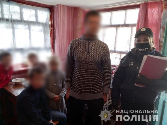 В Бериславе ювенальные полицейские проверили условия проживания детей в семьях, находящихся в сложных жизненных обстоятельствах