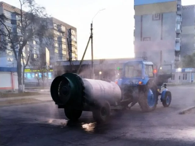 Улицы Новой Каховки дезинфицируют опрыскивателями сельскохозяйственных предприятий