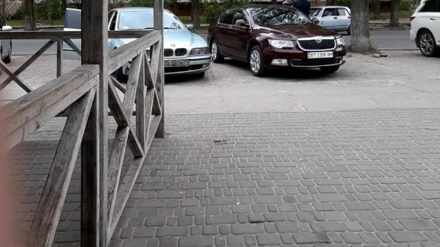 В Херсоне городской чиновник после сгоревшего внедорожника пересел на “скромный мерседес”