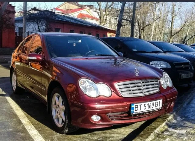 В Херсоне городской чиновник после сгоревшего внедорожника пересел на “скромный мерседес”