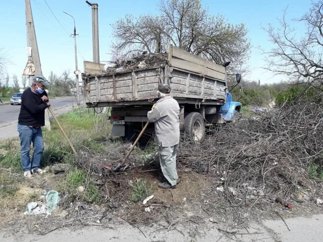 Херсон постепенно очищают от свалок