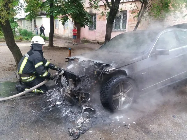 Салон и кузов “Мерседеса” удалось спасти, устанавливают причину пожара