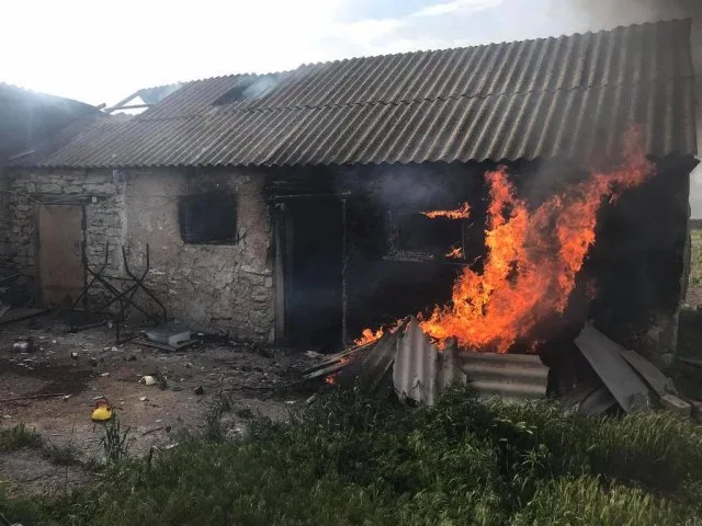 В Бериславском районе за детских шалостей загорелась хозяйственная постройка