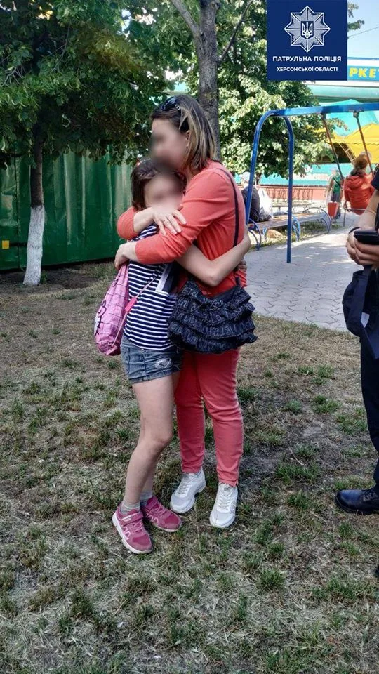 Херсонские патрульные вернули матери пропавшего ребенка