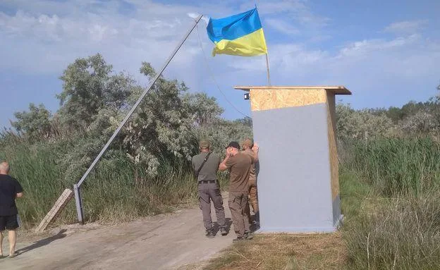 «Просто рубят бабло» – на дороге к морю в Лазурном стоит будка с флагом и люди в камуфляже