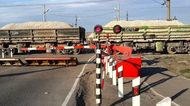 В Херсоне микроавтобус попал под шлагбаум на железнодорожном переезде