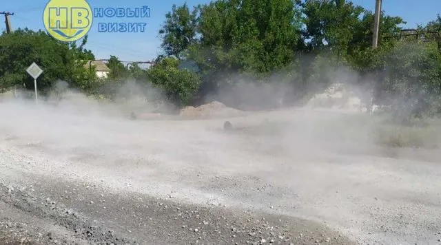 После “ремонта” дороги жители села Петровка задыхаются от доменной пыли