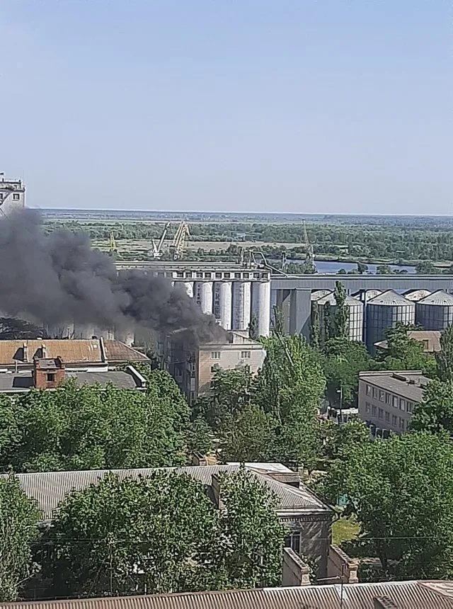 Пожар в херсонской пятиэтажке локализовали. Подробности