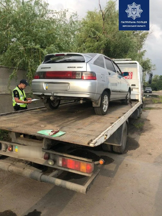 Пьяный херсонский водитель предлагал патрульным взятку