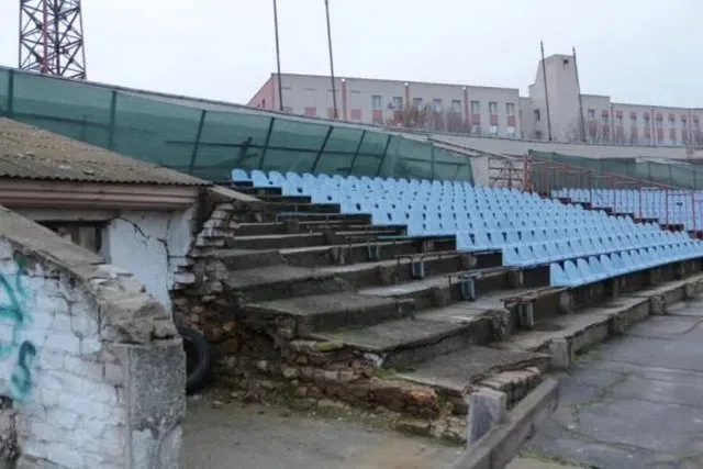 На стадионе “Кристалл” за 4 года отремонтировали только 4 трибуны