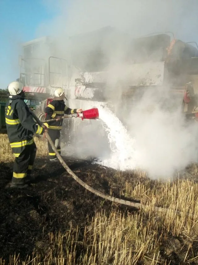 На Херсонщине прямо в поле сгорел комбайн