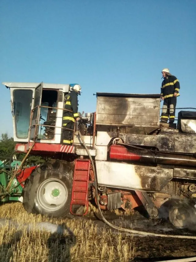На Херсонщине прямо в поле сгорел комбайн