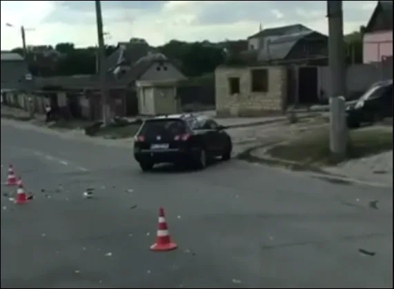 ДТП на выезде из Херсона: легковушка и мотоцикл