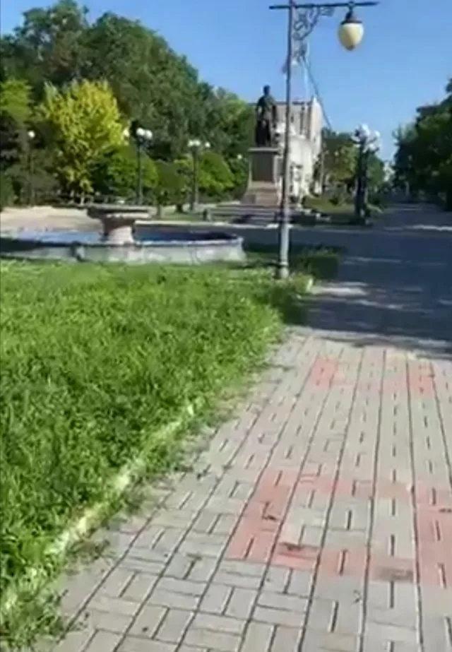 Потемкинский сквер в Херсоне зарос сорняками