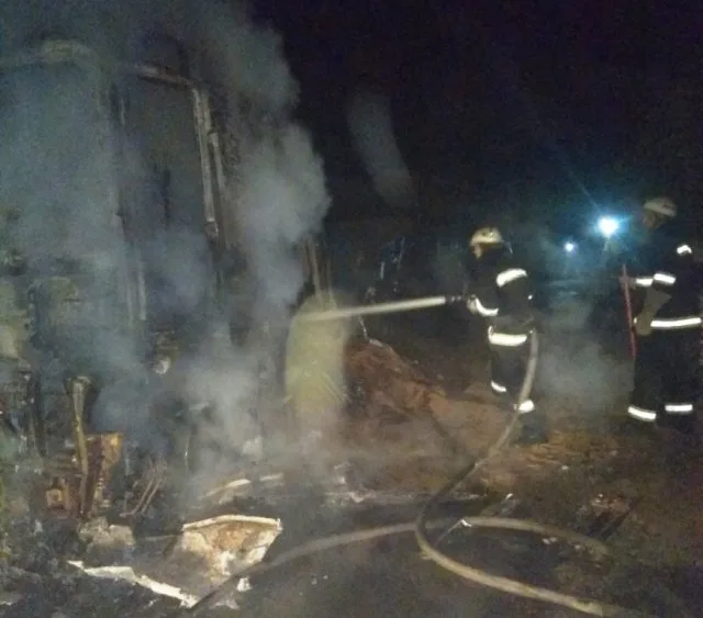 В Верхнерогачикском районе во время ликвидации пожара грузовика спасены 20 тонн зерна, что находилось в прицепе