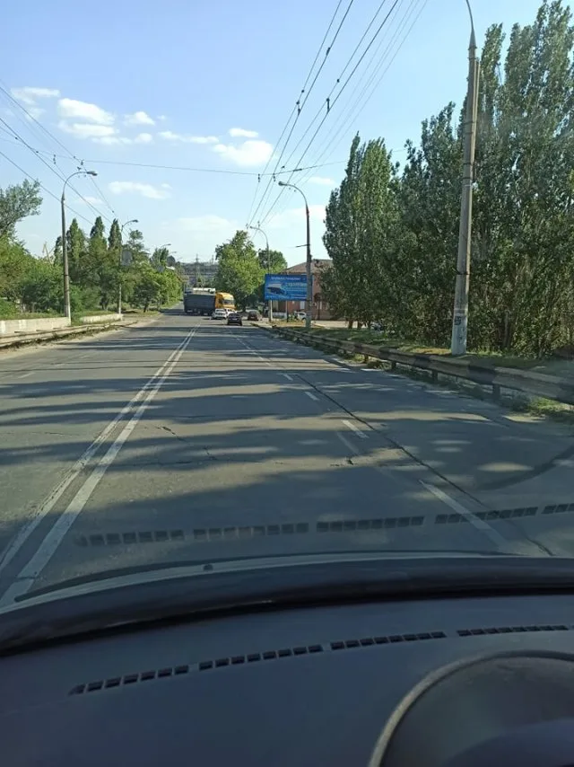 На Островском шоссе фура наехала на капот легковушки