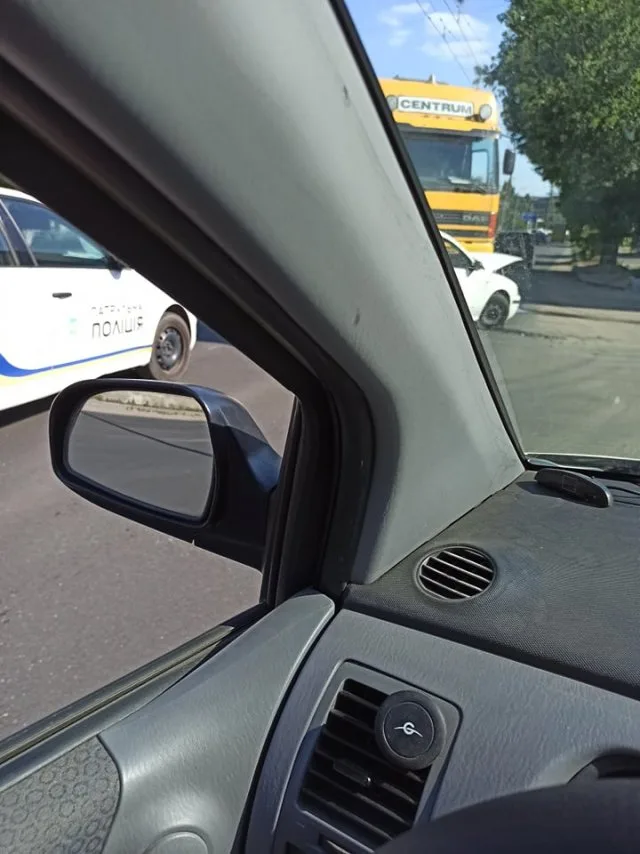 На Островском шоссе фура наехала на капот легковушки