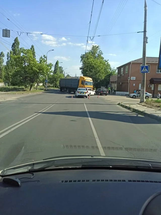 На Островском шоссе фура наехала на капот легковушки