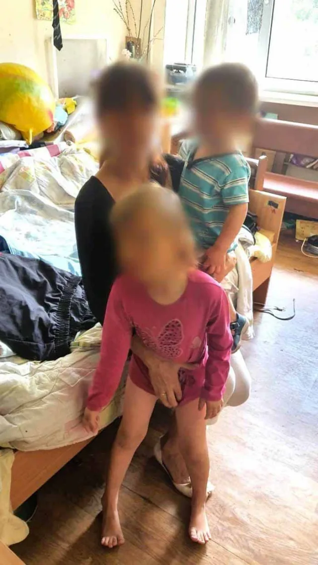 За шаг до непоправимого: в Херсоне 7-летний ребенок едва не выпал из окна