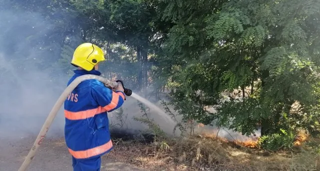 В области продолжает гореть сухая трава и мусор