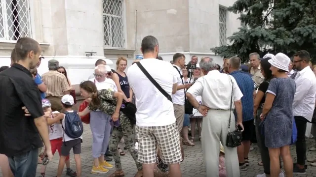 “За живую школу». В Херсоне протестовали против дистанционного обучения