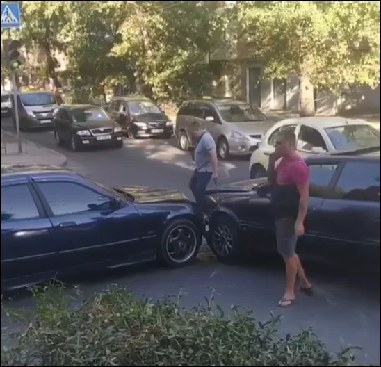 В центре Херсона столкнулись две легковушки