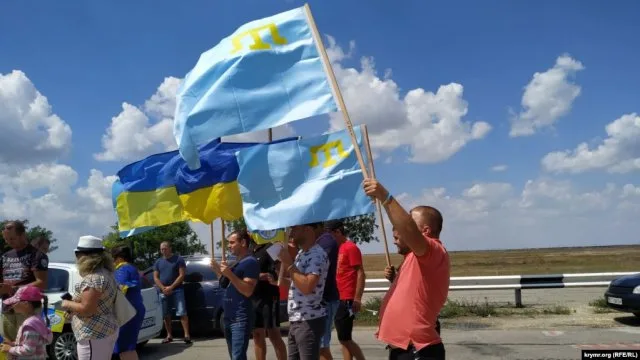 Байкеры привезли на админграницу Крыма с Херсонщиной украинский и крымскотатарский флаги