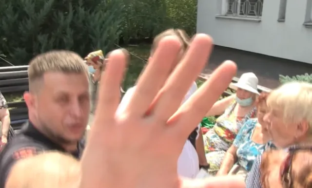 В Херсоне провокаторы пытались выбить камеру у оператора “24 канала”