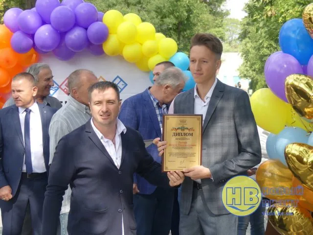 Выпускники-медалисты школ Геническа получили премию мэра