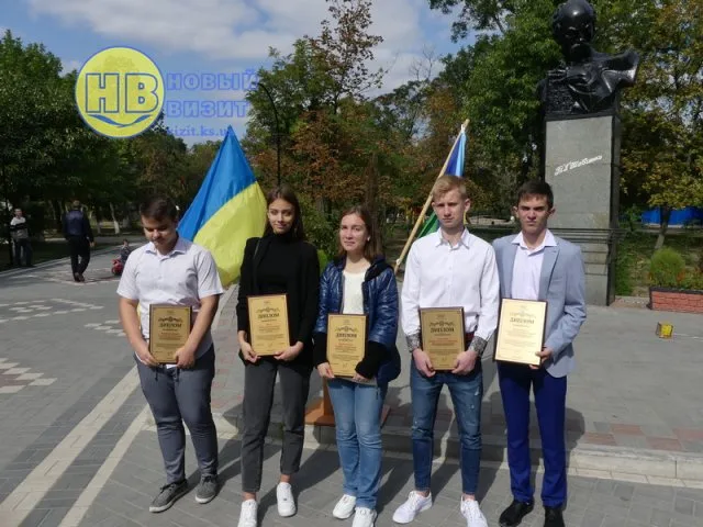 Выпускники-медалисты школ Геническа получили премию мэра