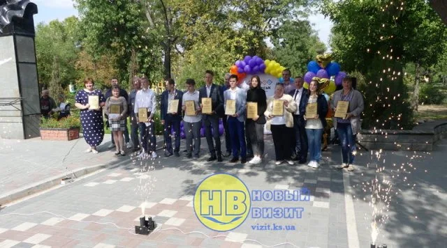 Выпускники-медалисты школ Геническа получили премию мэра