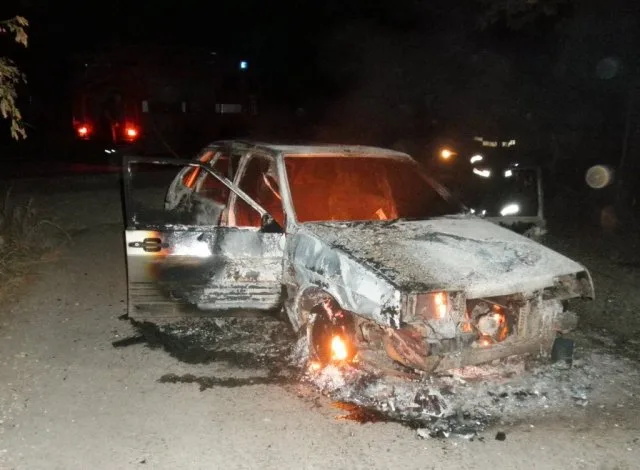 В Новотроицком районе во время движения загорелся легковой автомобиль