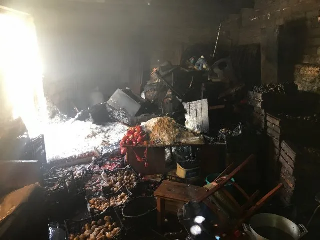 Голопристанские пожарные тушили пожар хозяйственной постройки