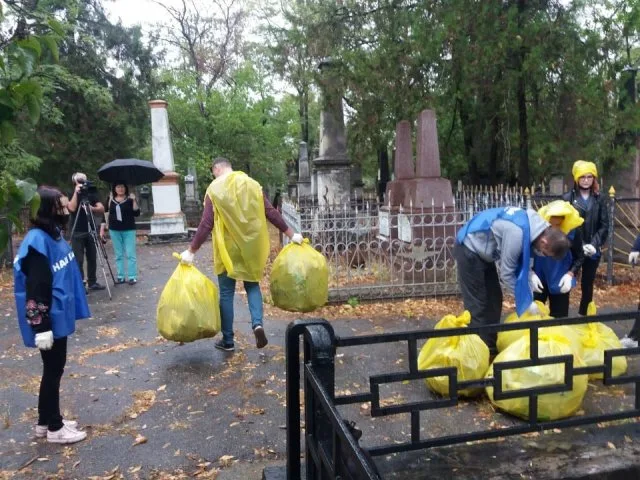 Молодые представители “НАШЕГО КРАЯ” выбрали… убирать кладбище