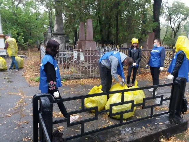 Молодые представители “НАШЕГО КРАЯ” выбрали… убирать кладбище