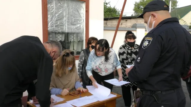 В Херсоне участковые комиссии получают бюллетени для голосования – как все происходит