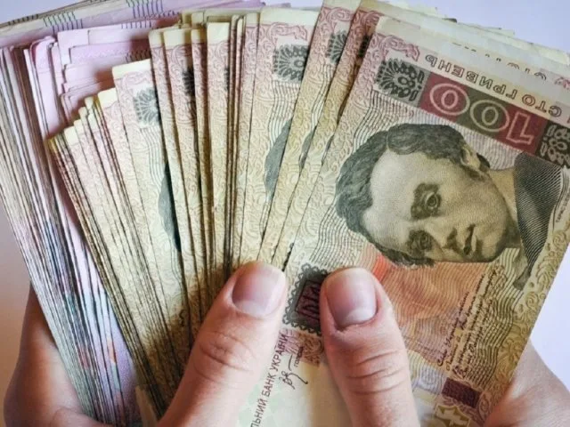 Украинцам пообещали пенсию в $300, а зарплату в $900: озвучены сроки