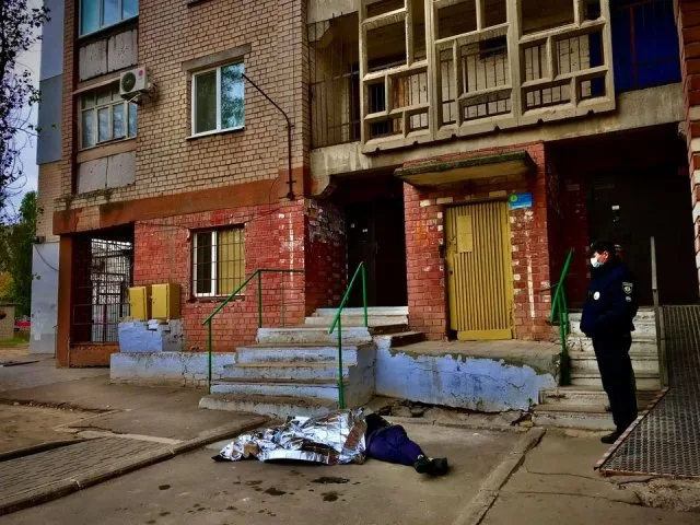 В Херсоне мужчина погиб, упав с многоэтажки (видео 18+)