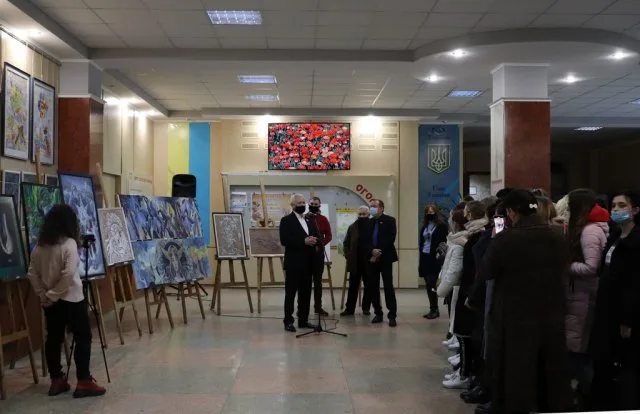 В Xepcoнcкoм госуниверситете открылась художественная выставка