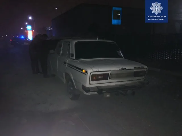В Херсоне патрульные потушили горящий автомобиль возле АЗС
