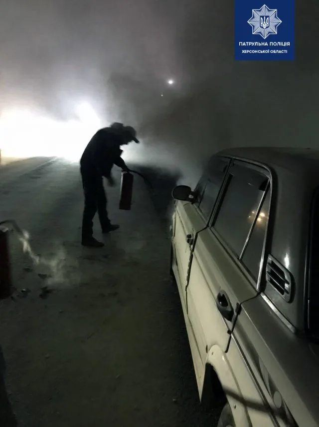 В Херсоне патрульные потушили горящий автомобиль возле АЗС