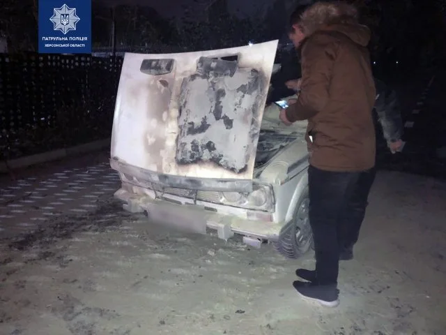 В Херсоне патрульные потушили горящий автомобиль возле АЗС
