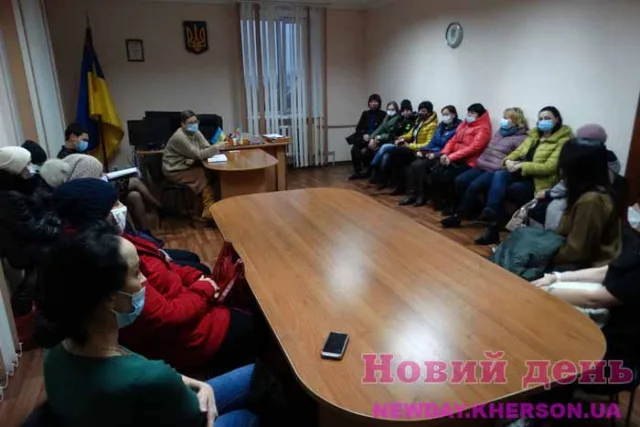 “Вас так много, вы не нужны!” Работники каховской больницы возмущены действиями своего руководства