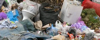 Из-за недоразумения между двумя ЖЭКами в Херсоне возникла стихийная свалка