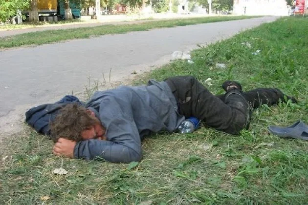 В Херсоне на улице подростки подожгли пьяного мужчину