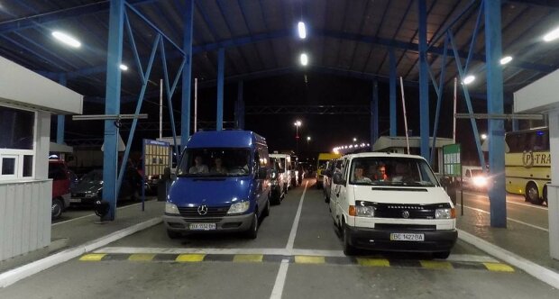 Украинцы бегут из Польши перед праздниками: “Паримся по 12 часов”